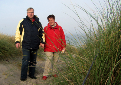 Papa und Mama auf dem Weg zum Oststrand in Graal Müritz